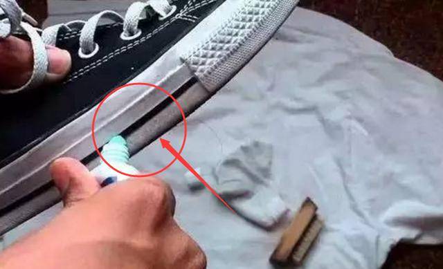 如何刷鞋子才能刷干净 b2549bc1c91447d89fd3191cb19ea25b.jpeg