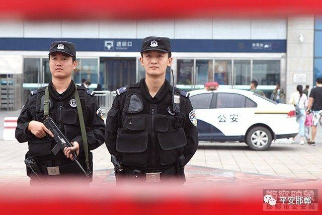 市局特警支队民警在高铁站,博物馆广场执勤巡逻.