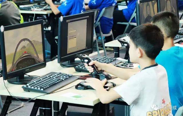 2017全国青少年模拟飞超变态传奇sf行大赛丨航空小能手的“蓝天飞梦”