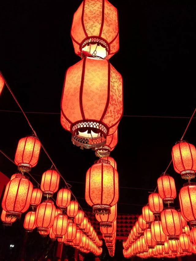 江南一带则有制灯船的节俗.近代中秋燃灯之俗更盛.