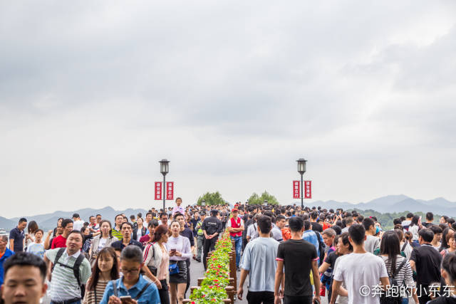 来自全国各地的游客在杭州断桥欣赏西湖美景,当时拍摄照片时非常担心