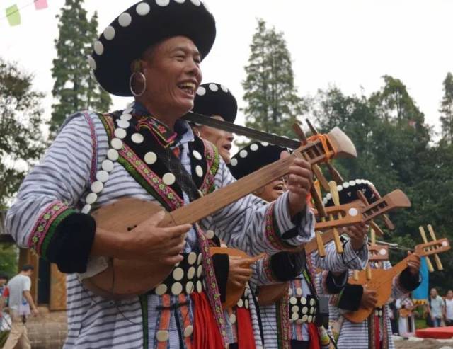 傈僳族国家级非遗项目 意为"山羊的歌舞"或"学山羊叫的歌调" 不用乐器