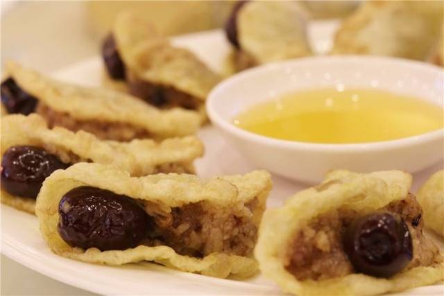 炸好的油饼子对折,铺上香甜的米糕,就是黏糯美味的油饼卷糕啦
