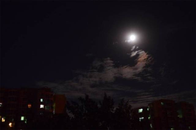 到了夜晚才发觉异乡再美,也无比地想念家乡