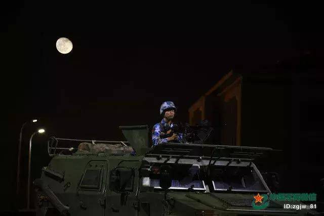今夜,给祖国站岗的兵哥,还送你一套最美的月亮,个个难得一见