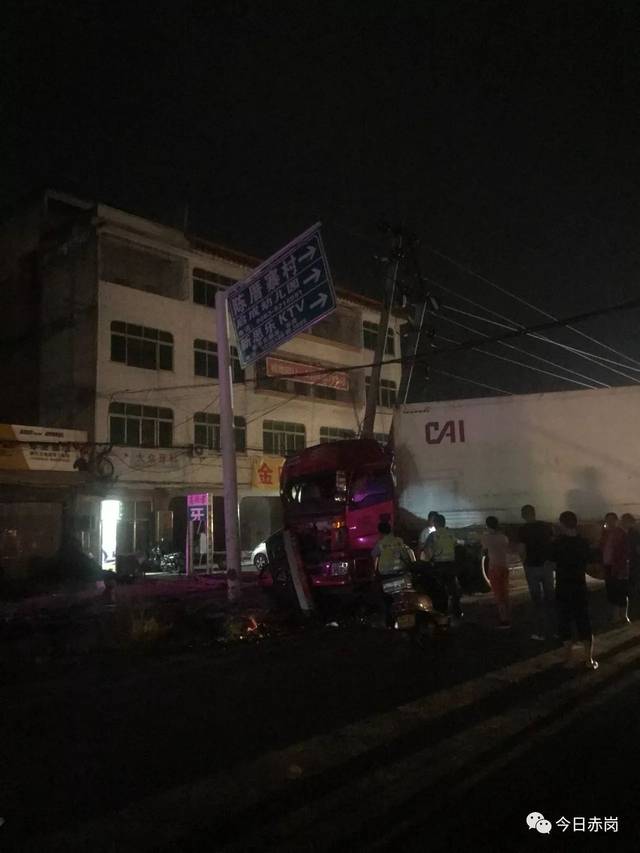 有网友报料,今天凌晨三点多,位于赤岗镇陈厝寨村东路口发生一起交通