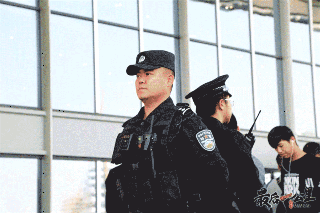 在乌鲁木齐市公安局特警一支队驻地,民警周凌云还在坚守岗位.