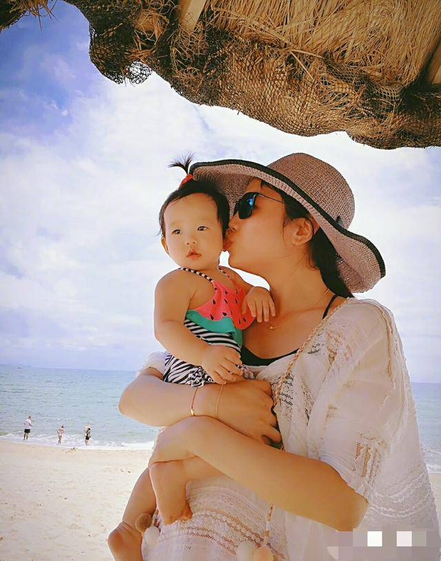 杨云晒双胞胎女儿游三亚,欢欢乐乐穿西瓜泳衣好小清新