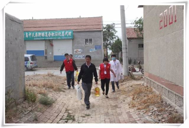 医院慰问小组到沾化县冯家镇李雅庄村付启先,郭维芝夫妇家