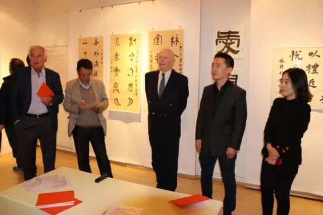 卡明斯基教授(左三)致辞,书法艺术家黄晓慧(右一),黄晓亮(右二)