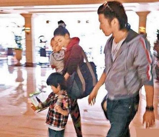 但是在没离婚时,看谢霆锋一家四口的出行,谢霆锋也是如此的潇洒.
