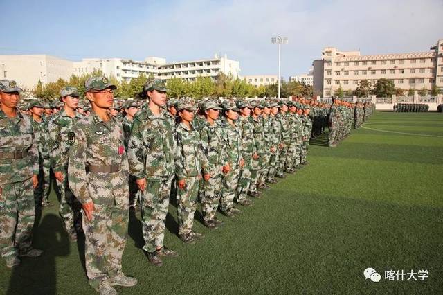 喀什大学的小鲜肉们,军训圆满结束,班主任喊你回来上课啦!