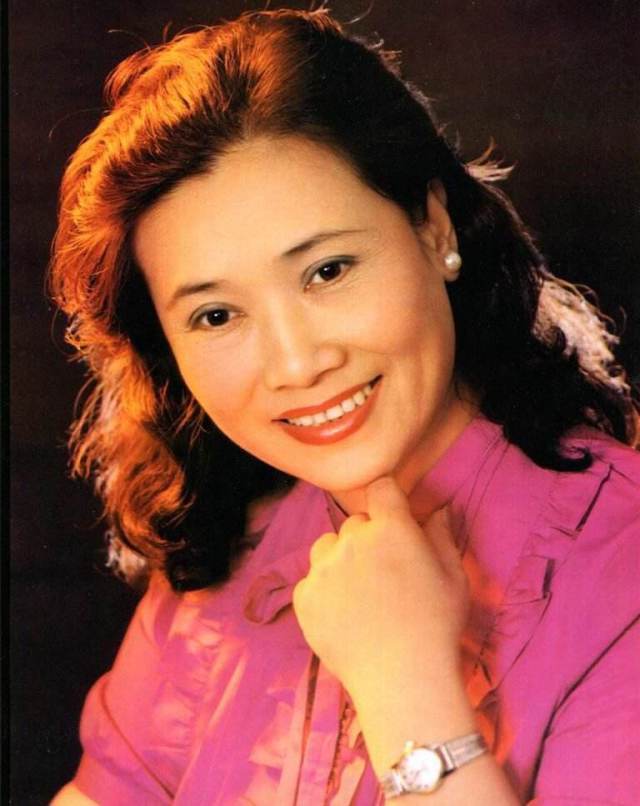 朱逢博中国著名歌唱表演艺术家，1937年4月生于山东济南。国家一级演员，