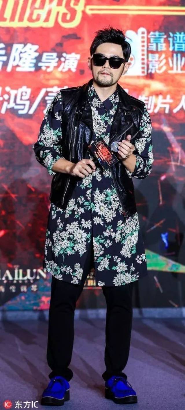 但两位的衣品就另当别论了,陈奕迅身高173cm,周杰伦身高175cm(官方