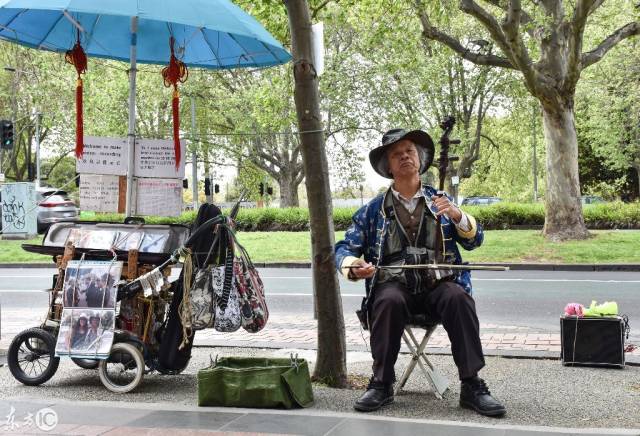 中国大爷把二胡拉到墨尔本!大爷:我们的传统艺术不能丢!