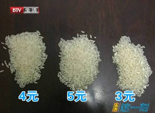 有网友表示,要鉴别这个假米非常简单,因为假米跟真米的密度不一样