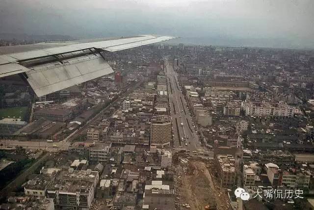 飞机上鸟瞰台北市区.看上去很像大陆8,90年代的城市.