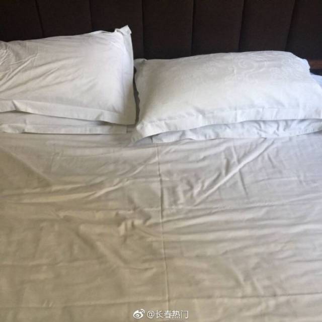 床单感觉像有人睡过的,要求换一张,结果酒店服务人员拿张床单给我让我