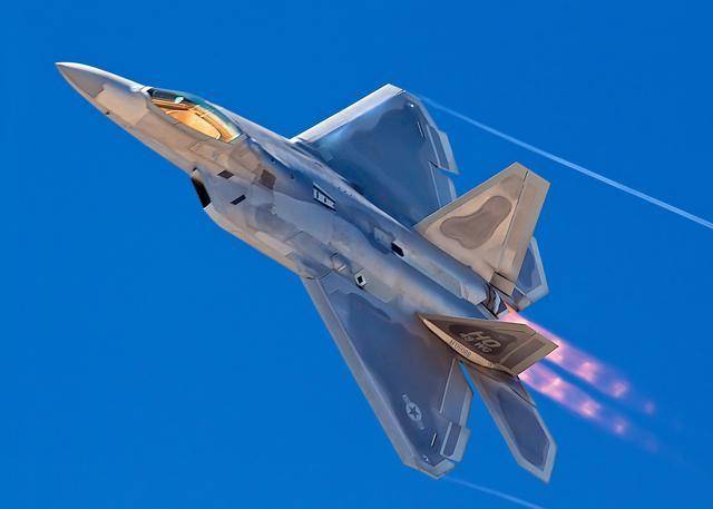 f-22猛禽战斗机的座右铭就是"先敌发现,先敌开火,先敌击落"!