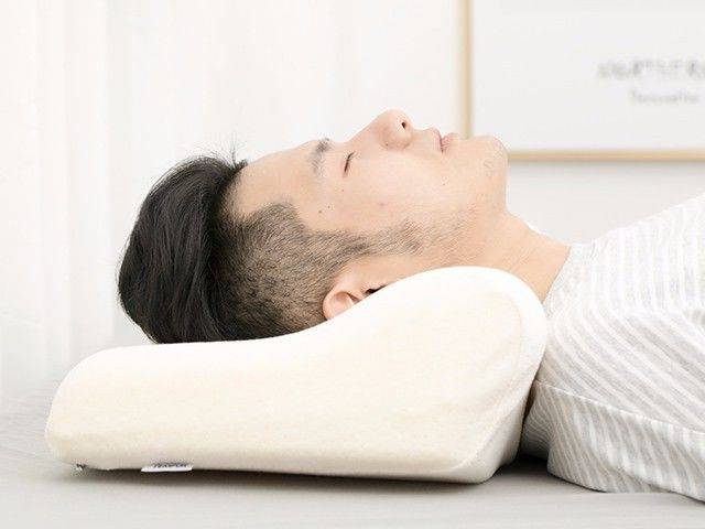 它两边高起,中间微凹,仰睡时能够让颈部更加贴合枕头.