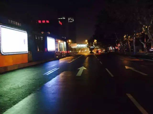 地点:某几处公交站 一个人,等一辆不会来的公交车.