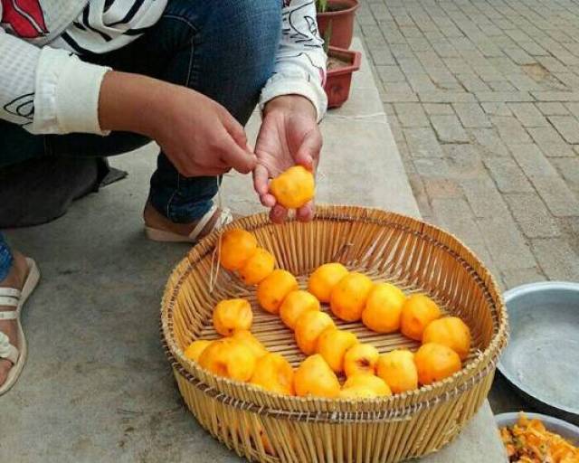 农村大姐用这种方法做柿子干,自然晒制,味甜而不腻