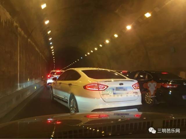 在高速公路隧道内堵车,还遇到这种强行xx的.