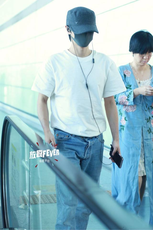 华晨宇机场秀总算不穿拖鞋了,但网友的关注点