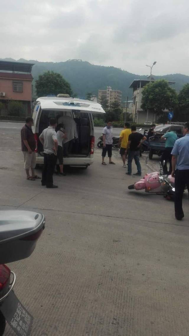 蕉城红岌子路段又发生车祸,一阿伯脚部受伤送医.