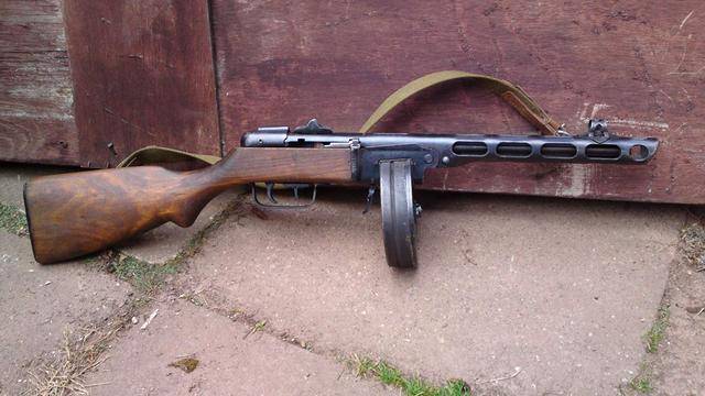 ppsh-4冲锋枪-苏军士兵有力的双手紧紧的握着心爱的"波波莎"