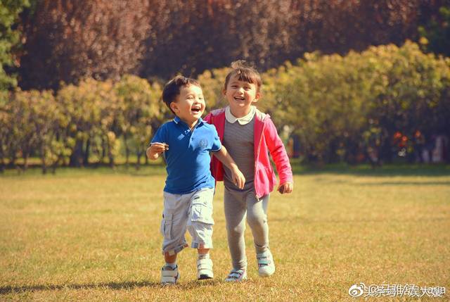 马雅舒晒一双混血儿女近照,米娅和爱登颜值太高,让人羡慕