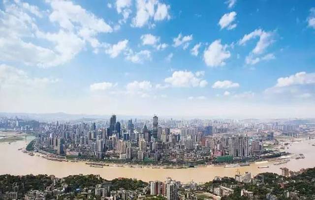 重庆，简称巴和渝，别称巴渝、山城、渝都、桥都，雾都，人们一提起重庆