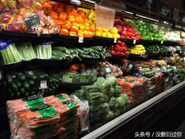 这是美国超市的蔬菜区