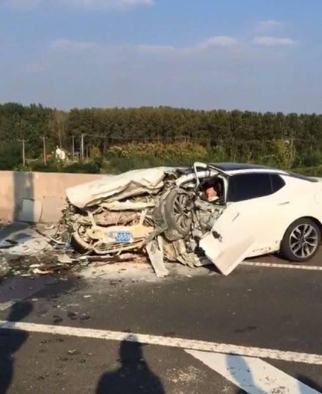 【突发】南通市区某高架惨烈车祸,白色起亚车头几乎完全损毁,驾驶员被