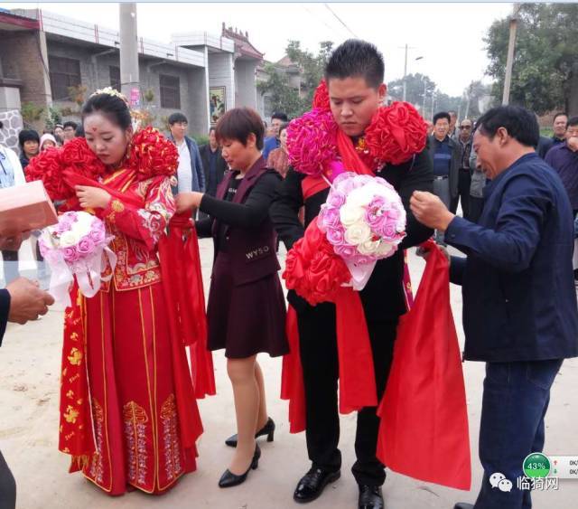 舅和妗子为新郎新娘披红戴花