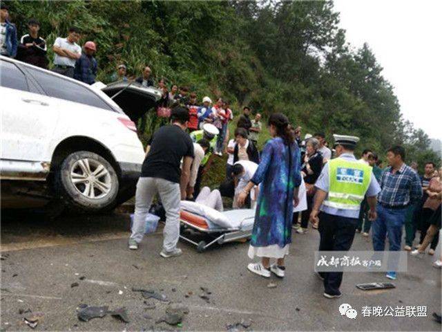 在文山广南坝美旅游遇车祸7名医生游客15分钟救7人点赞图