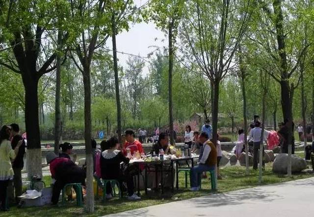 【哏儿都播报】——秋高气爽!一起来一场户外烧烤吧!