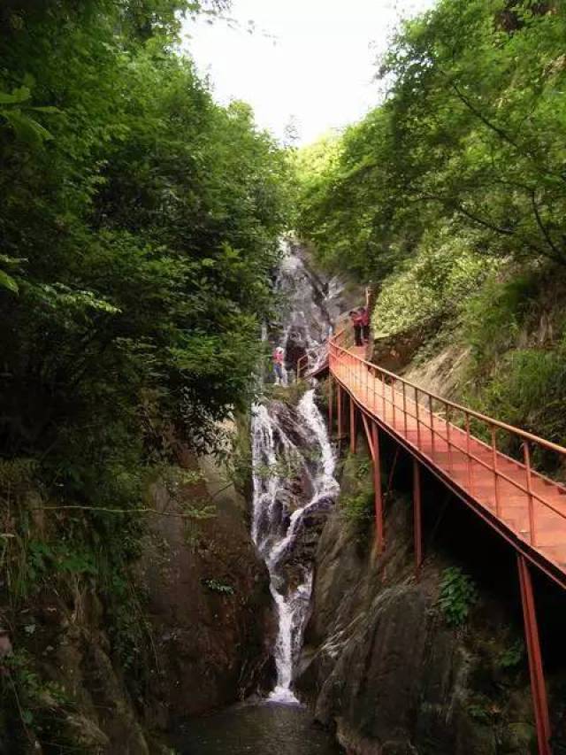 2米,与泉州石狮灵秀山城东的灵山,晋江安海的灵源山成鼎足之势,并称为