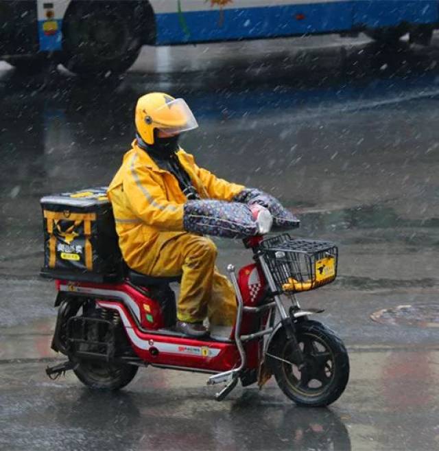 外卖小哥在雪中为顾客送餐.