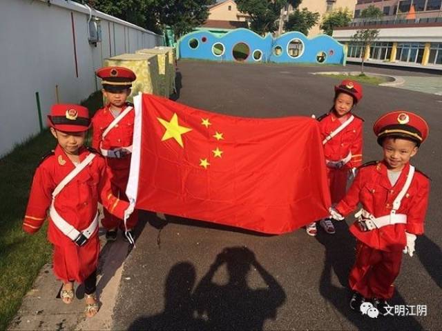 河塘中心幼儿园小朋友开展《我是神气的小旗手》升旗表演活动.