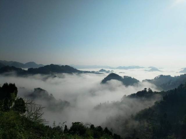 云海是山岳风景的重要景观之一,当你在高山之颠俯视云层时,看到的是漫