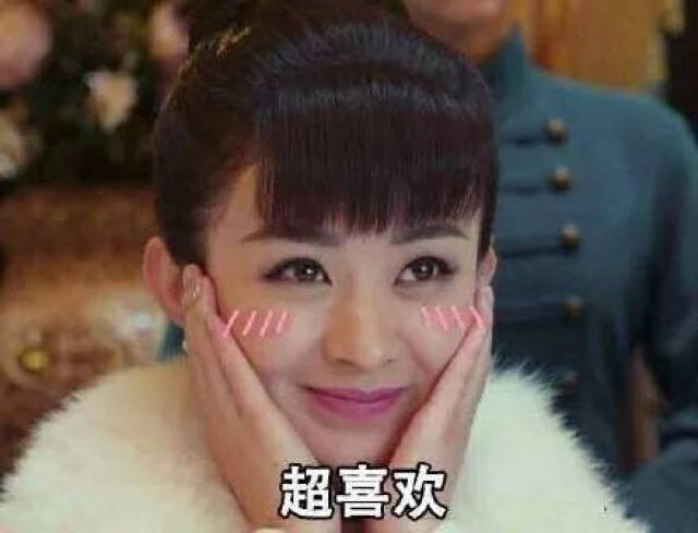 热播时,赵丽颖对佛爷一脸花痴的样子,被很多网友拿来做成了表情包