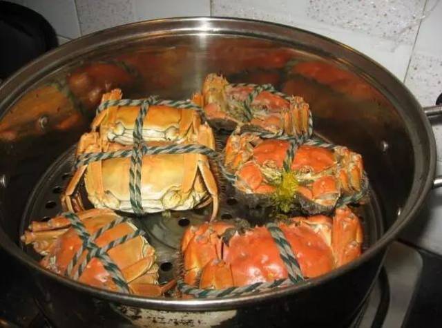 煮螃蟹是用热水下锅还是冷水?教您一招,「脚不掉」肉质鲜嫩到爆!