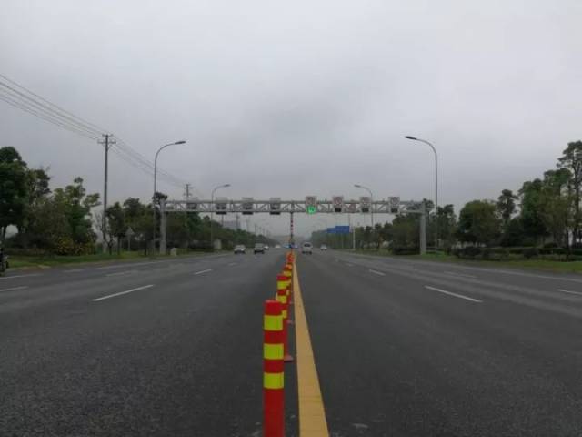 转银城大道的十字路口,有明显的益宁城际干道指示牌(参照物旺府酒店)
