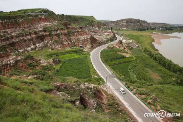 沿黄公路7公里处,公路穿过丹霞地貌