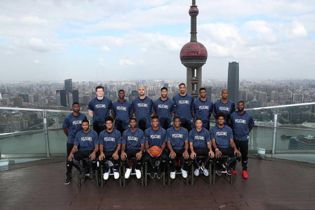 nba中国赛5年东方明珠塔合影 群星闪耀上海站