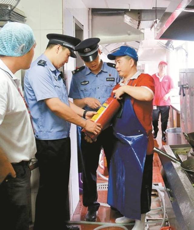 龙华油松派出所消防民警罗文峰,彭小军走街串巷,到深圳富士康,瓦窑排