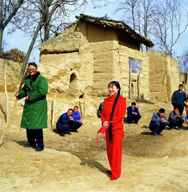 2002年,陕西米脂县,村里的姑娘.