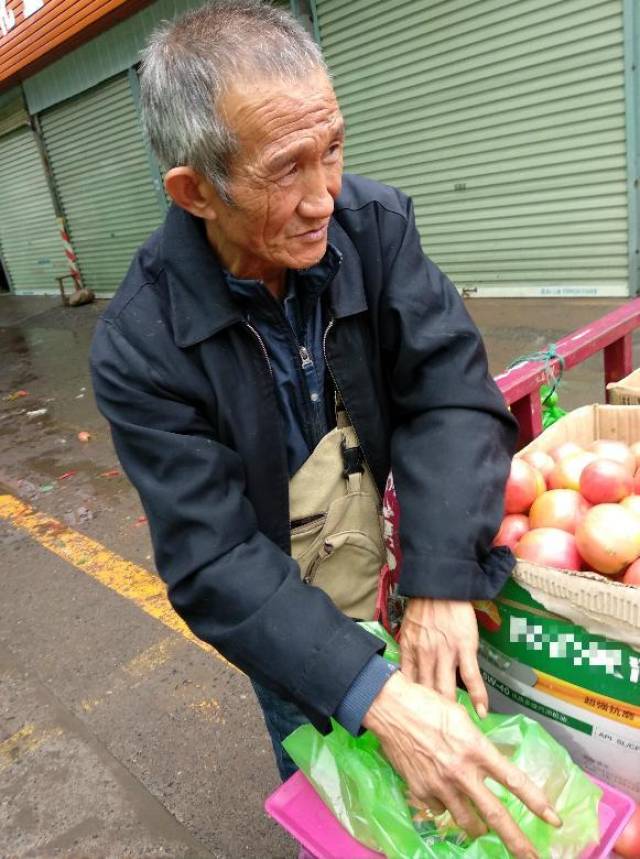 张大爷说,前些日子西红柿还卖的挺快,就前天开始突然间就卖不动,自己