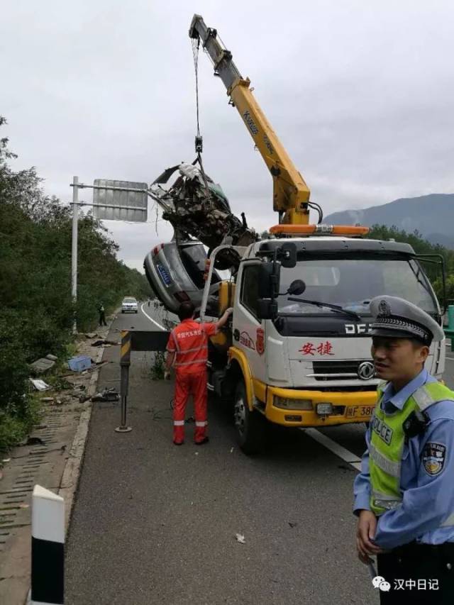 十天高速汉中段车祸,一轿车被撞成两半!